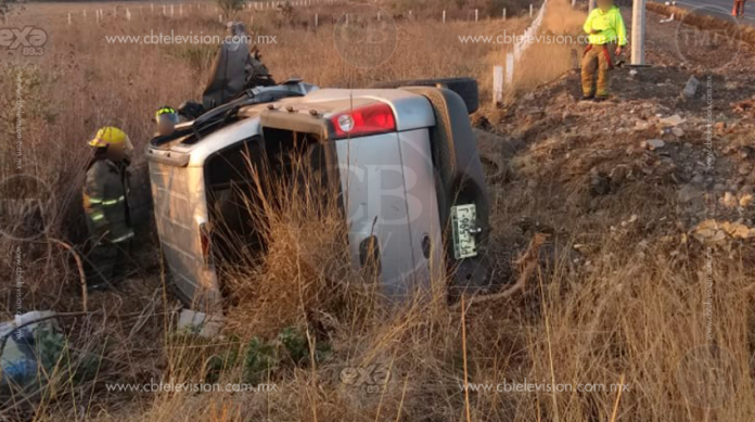 Vuelca camioneta en la carretera Morelia-Pátzcuaro