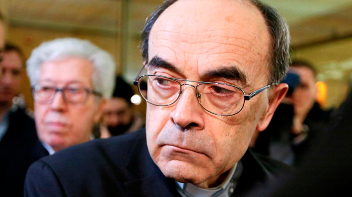 Cardenal francés que encubrió casos de pederastia anuncia dimisión