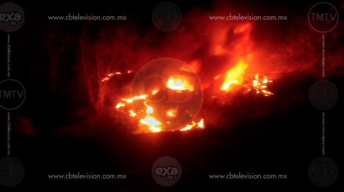 Camioneta se incendia por volcadura