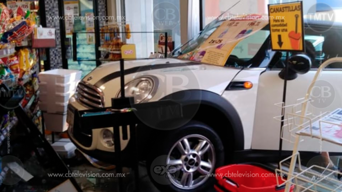 Morelia: Mini Cooper se accidenta y acaba dentro de un Oxxo