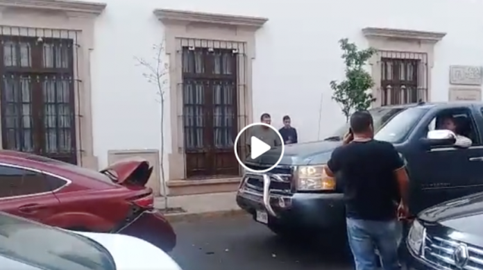 VIDEO: #LadyCheyenne choca el auto de su pareja dos veces al verlo con otra
