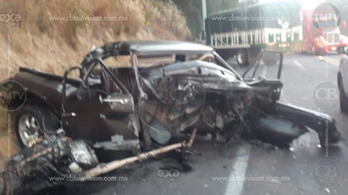 Chofer de camioneta muere en choque de frente contra camión de carga