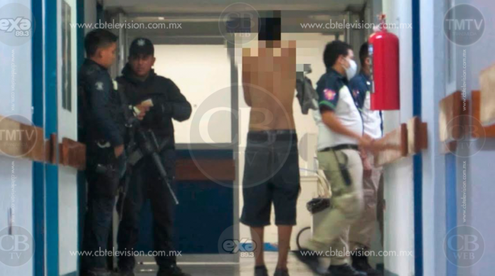 Llega caminando al hospital con una herida de bala en la espalda
