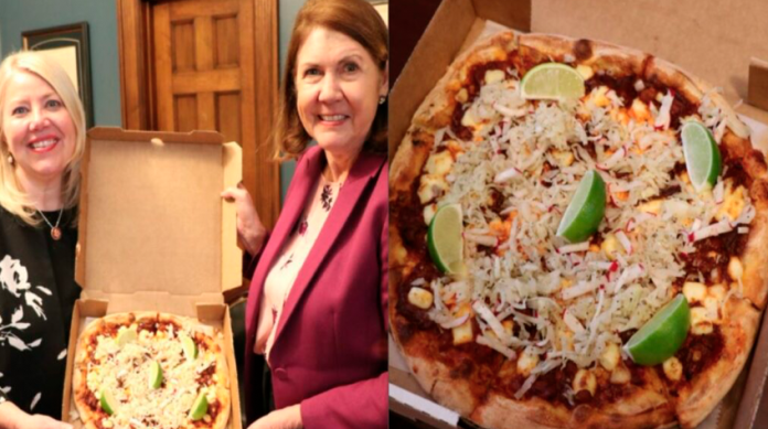 Legisladora estadounidense presume pizza hecha con pozole