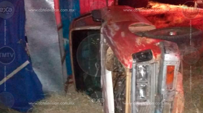 Vuelca camioneta y la dejan abandonada