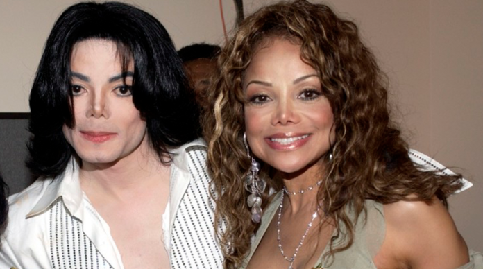 Hermana de Michael Jackson admitió que el cantante abusó de niños