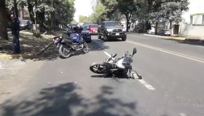 Se estrellan moto y coche en Av. Camelinas