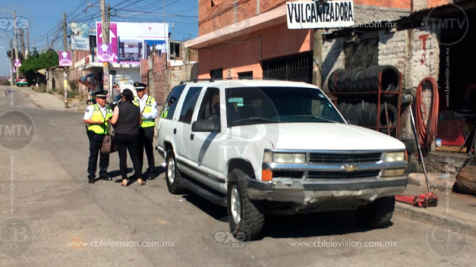 Mujer pierde el control y se estrella contra barrera de concreto frente a Villas del Pedregal