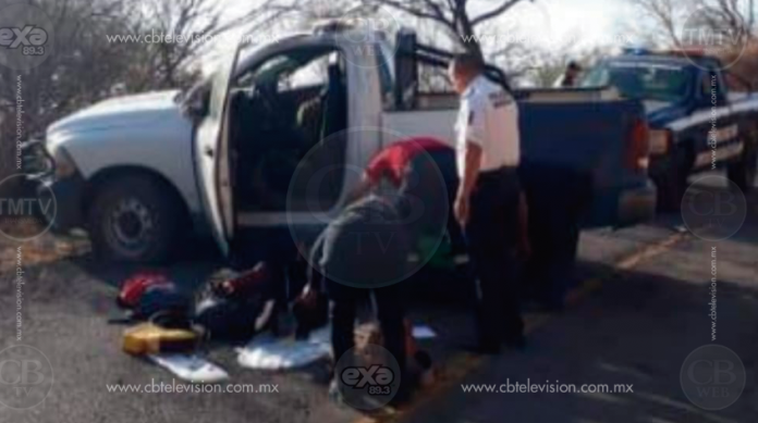 Dos policías quedan heridos en volcadura de patrulla