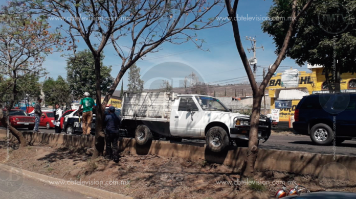 Pierde el control de su camioneta y termina encima de un camellón