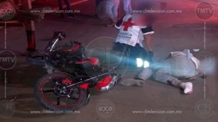 Muere motociclista al estrellarse contra una plataforma de tráiler