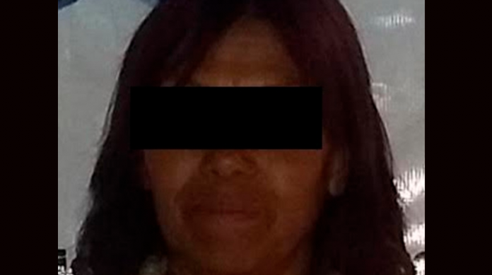 Detienen a mujer por intentar quitarle bebé a joven de 19 años