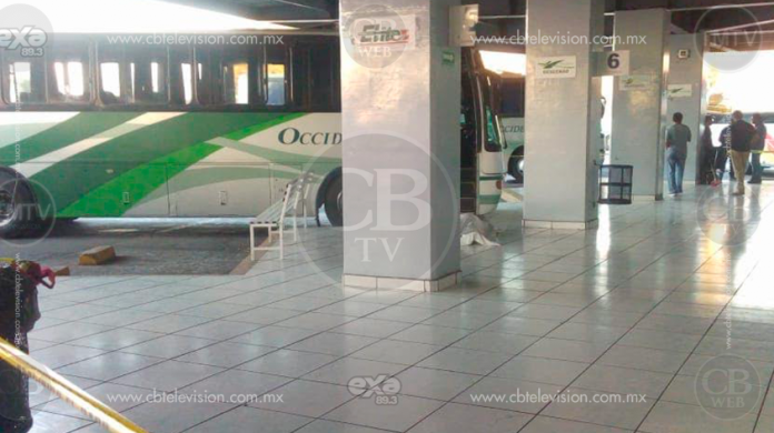 Hombre muere en autobús