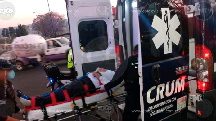 Mujer policía herida tras choque de moto contra camioneta sobre Av. Madero Poniente