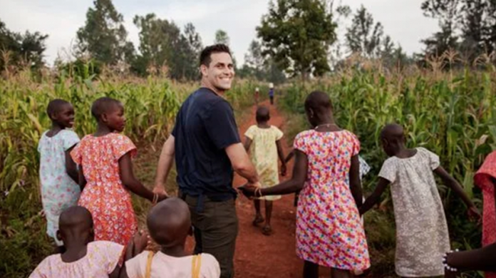 Beisbolista y su esposa adoptan a 36 niñas que eran esclavas sexuales en Uganda
