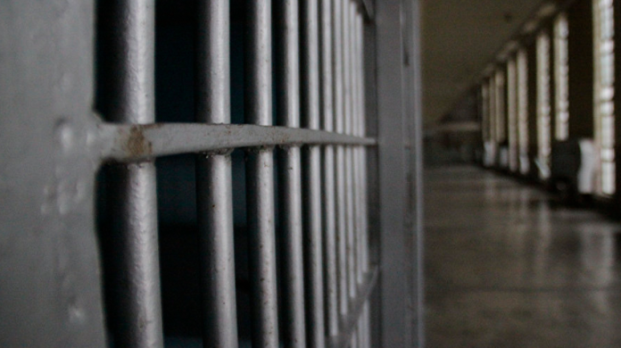 Cachetea a su hijo por no querer bañarse y la envían a prisión