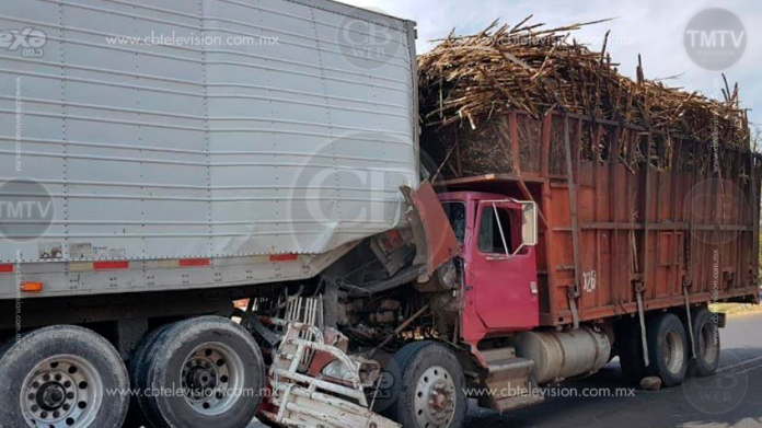 Camión cañero sin frenos se impacta por alcance contra tráiler