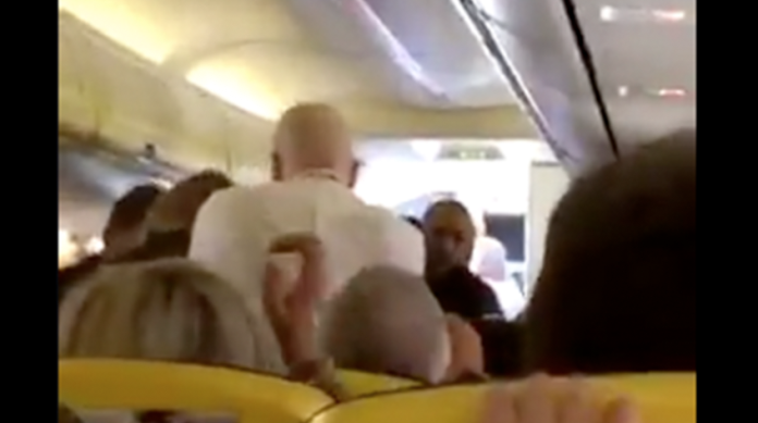 VIDEO: Dos pasajeros discuten en un vuelo; uno le muerde la nariz al otro