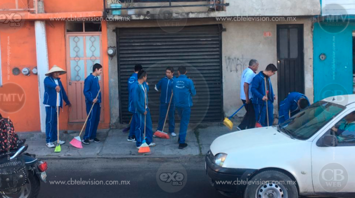 Jóvenes salen a barrer las calles de Zitácuaro