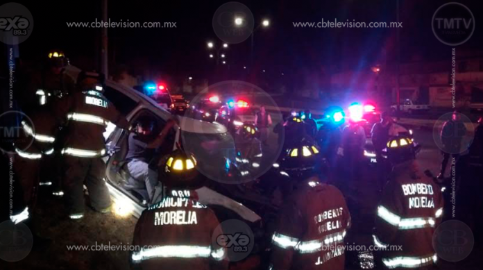 Muere hombre tras volcadura de automóvil sobre la Morelia-Quiroga; hay 2 heridos