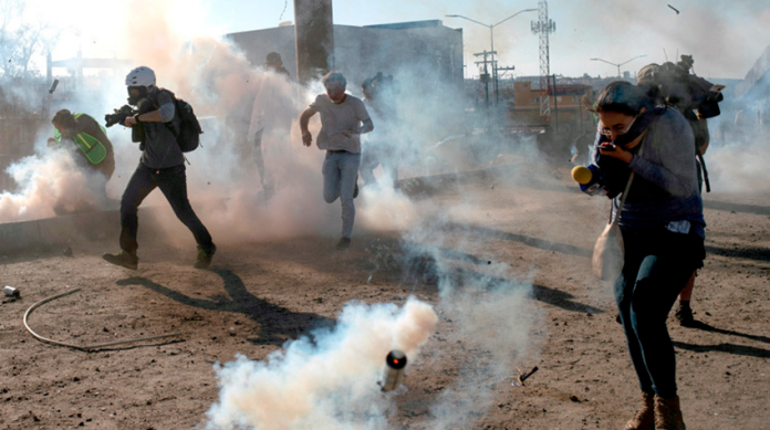 Agentes de EE.UU. lanzan gas a migrantes que buscaban cruzar desde México