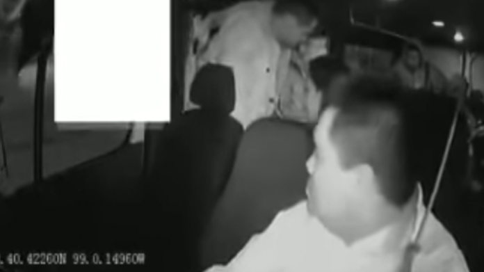 VIDEO: ¡Solo en México! No pagan a extorsionadores y detonan granada en combi de transporte público