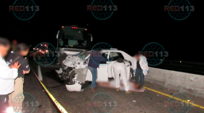 Encontronazo de coche contra autobús deja un muerto en la Morelia-Salamanca