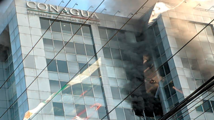 VIDEO: Se registra incendio en edificio de Conagua