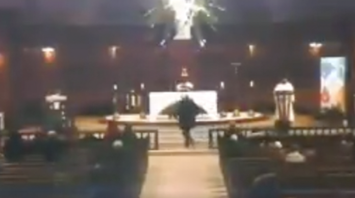 VIDEO (+18): En plena misa, sujeto apuñala a sacerdote