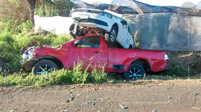 Se salvan milagrosamente dos conductores, tras aparatoso choque