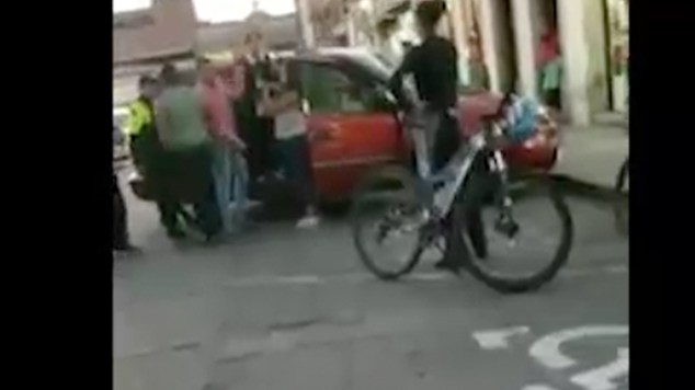 VIDEO: Policía de Morelia protagoniza pelea con familia en el Centro Histórico VIDEO: Policía de Morelia protagoniza pelea con familia en el Centro Histórico