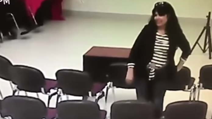 VIDEO: Captan a regidora de Morena apropiándose de celular ajeno