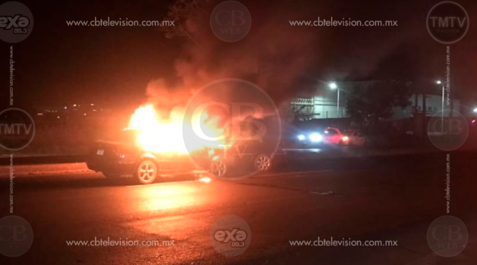 Dos autos protagonizan choque en la salida de Morelia a Salamanca y uno se incendia