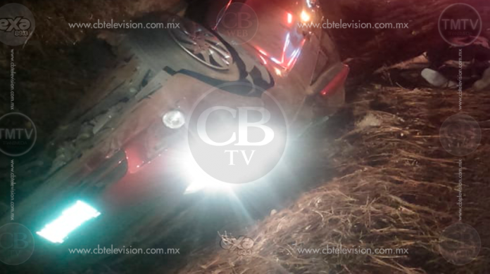 Hombre de la tercera edad fallece al volcar su auto en la carretera Quiroga-Zacapu
