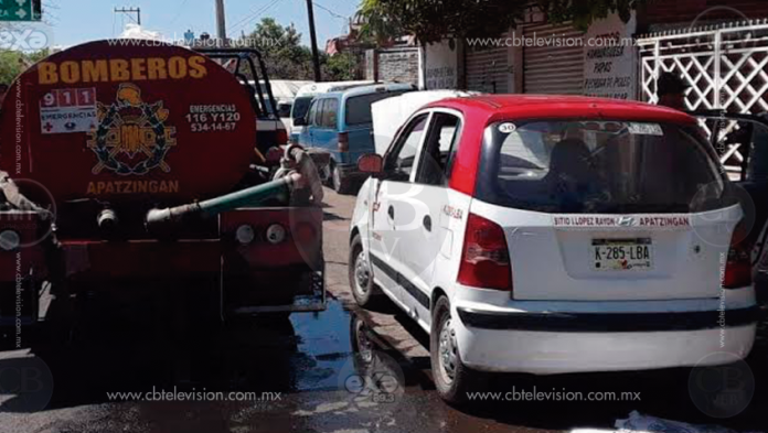 Bomberos evitan que llamas consuman un taxi