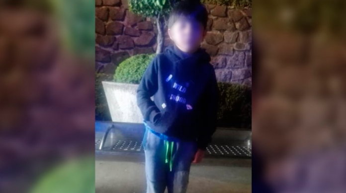 Abandonan a niño en la CDMX; lo bajaron de un automóvil en plena avenida