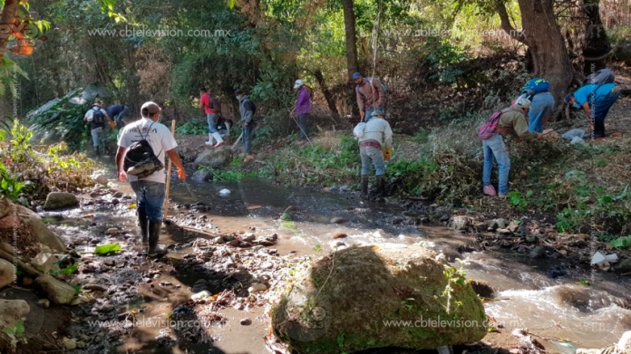 Vecinos limpian el río San Isidro, en esfuerzo de mantenerlo limpio 