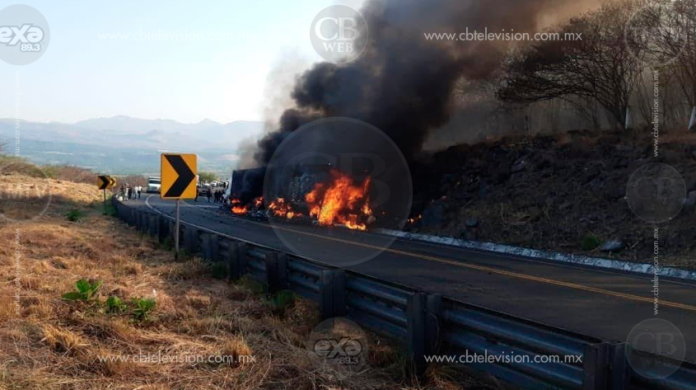 Tráiler se incendia parcialmente en la pista 