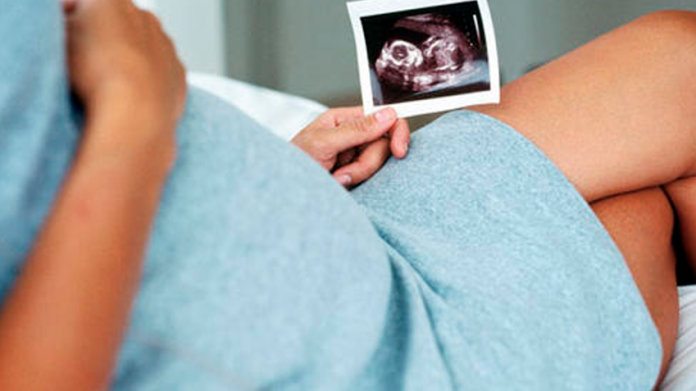 Mujer está embarazada de gemelos de distinto padre
