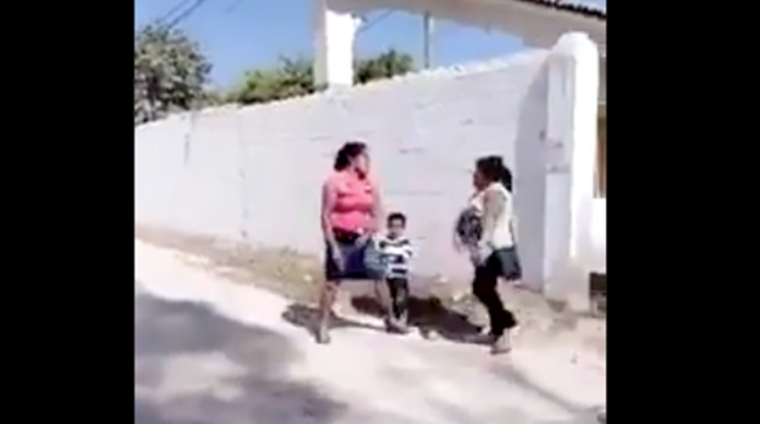 VIDEO: Mujeres se agarran a golpes en la calle; una de ellas patea a un niño