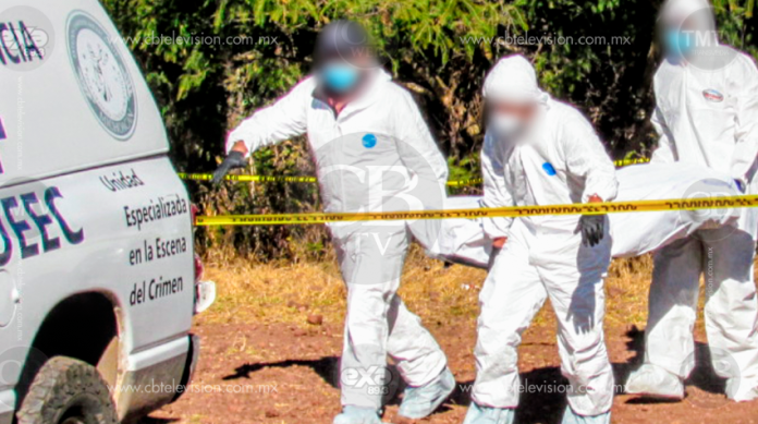 Hallan cadáver maniatado en un auto abandonado