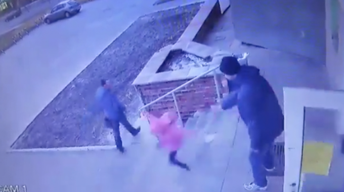 VIDEO: Padre avienta brutalmente a su hija por las escaleras