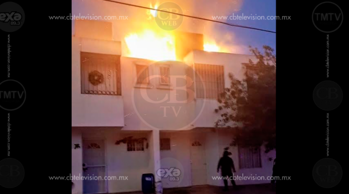 Policías apagan incendio de pastizal cercano a domicilios