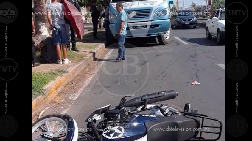 Motociclista queda herido al ser atropellado por un microbús Motociclista queda herido al ser atropellado por un microbús