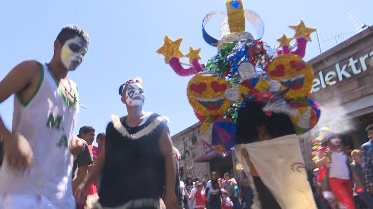 Disfrutan morelianos festival del Torito de Petate