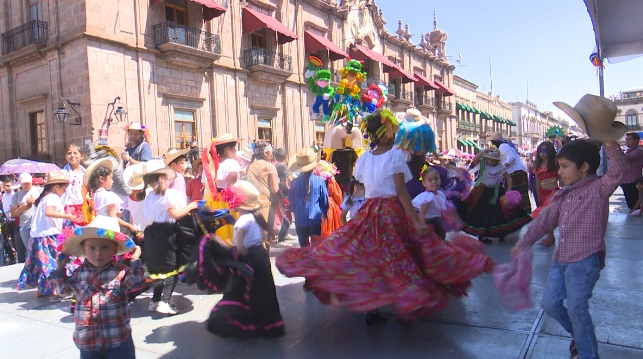 Disfrutan morelianos festival del Torito de Petate
