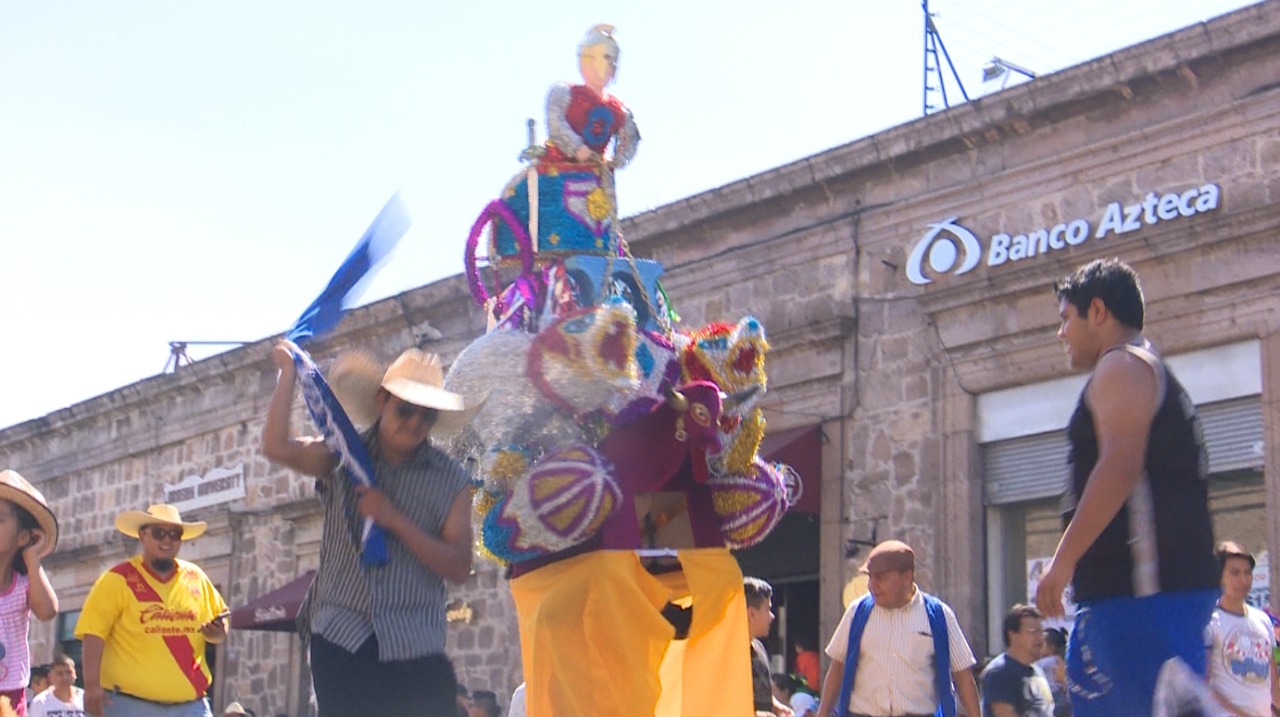 Disfrutan morelianos festival del Torito de Petate