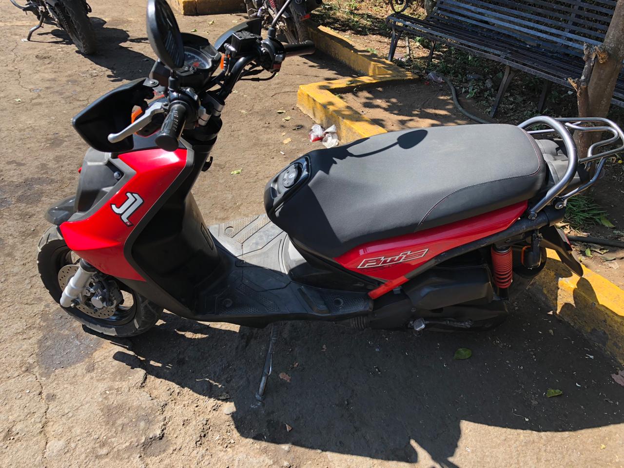 Arrestan en Uruapan a cinco hombres por posesión de droga y vehículos con reporte de robo