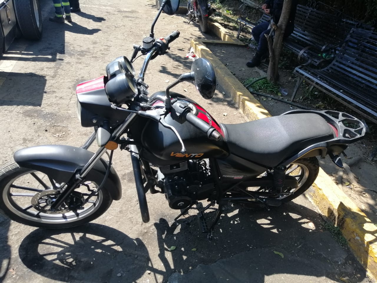 Arrestan en Uruapan a cinco hombres por posesión de droga y vehículos con reporte de robo