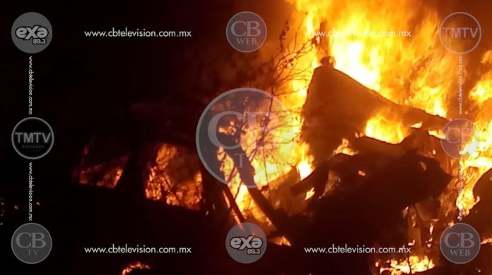 Choca camioneta contra un tráiler y terminan calcinadas cuatro personas